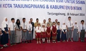Kementerian Pendidikan dan Kebudayaan Salurkan Bantuan Siswa Tidak Mampu