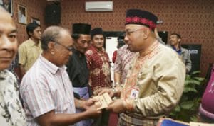 Walikota Serahkan Insentif RT dan RW Walikota Serahkan Insentif RT dan RW