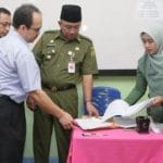 Walikota Tanjungpinang Buka Segel Soal UN Di SMPN 7 Walikota Tanjungpinang Buka Segel Soal UN Di SMPN 7