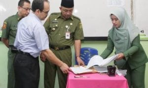 Walikota Tanjungpinang Buka Segel Soal UN Di SMPN 7 Walikota Tanjungpinang Buka Segel Soal UN Di SMPN 7