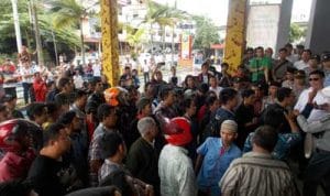 Kantor PLN di Demo, Manager PLN Tidak ada di Tempat