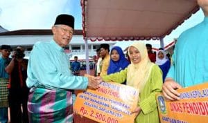 Gubernur Kepri Drs. H. Muhammad Sani Pimpin Upacara Hardiknas Gubernur Kepri Drs. H. Muhammad Sani Pimpin Upacara Hardiknas