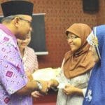 Sekjen Kementerian Kesehatan RI Saksikan Penyerahan Kartu BPJS Sekjen Kementerian Kesehatan RI Saksikan Penyerahan Kartu BPJS