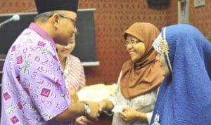 Sekjen Kementerian Kesehatan RI Saksikan Penyerahan Kartu BPJS Sekjen Kementerian Kesehatan RI Saksikan Penyerahan Kartu BPJS