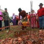 Hj. Suryatati A Manan, Hadir Dalam Acara Peletakan Batu Pertama Masjid Al- Islah