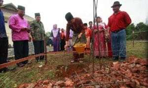 Hj. Suryatati A Manan, Hadir Dalam Acara Peletakan Batu Pertama Masjid Al- Islah Hj. Suryatati A Manan, Hadir Dalam Acara Peletakan Batu Pertama Masjid Al- Islah