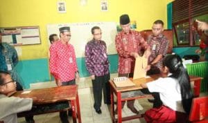 Wawako Buka Sampul UN di SDN 002 Tanjungpinang Timur