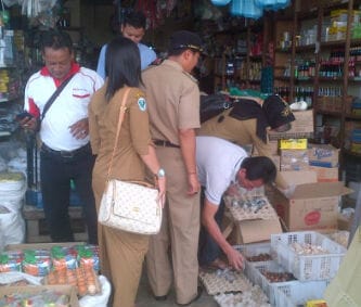 Tim Sidak Pemkab Lingga Tarik Peredaran Barang Kadaluawarsa Dan Berformalin