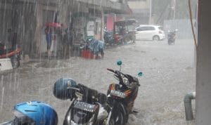 Akibat Hujan Selama 2 Jam Lebih, Jalan Tambak Tertutup Banjir