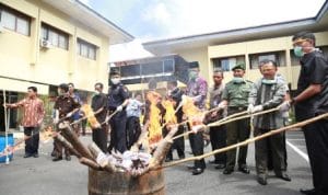 Kajari Tanjungpinang Musnahkan Beberapa Barang Bukti Kajari Tanjungpinang Musnahkan Beberapa Barang Bukti