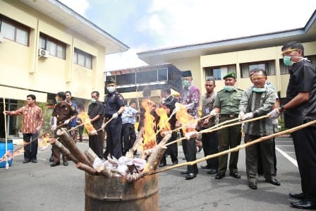 Kajari Tanjungpinang Musnahkan Beberapa Barang Bukti