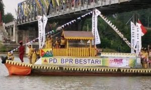 41 Perahu Hias Warnai Sungai Carang