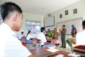 Wabup Bintan Tinjau UN di SMKN 2 Wabup Bintan Tinjau UN di SMKN 2