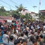 Ribuan Masa Padati Halaman Kantor PLN Tanjungpinang