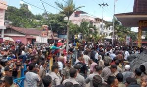 Ribuan Masa Padati Halaman Kantor PLN Tanjungpinang