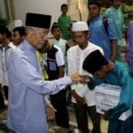 Gubernur Kepri Berbagi Dengan Anak Yatim Gubernur Kepri Berbagi Dengan Anak Yatim