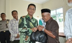 Para Lansia di Kecamatan ToapayaTerima Bantuan Sembako
