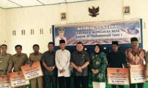 Sani Serahkan Bantuan Dana Pembinaan Penyelenggaraan Pemerintahan di Anambas