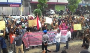 Tuntutan Ratusan Warga Km.15, Atas Tanah Terlantar Yang Telah di Garap Warga Tuntutan Ratusan Warga Km.15, Atas Tanah Terlantar Yang Telah di Garap Warga