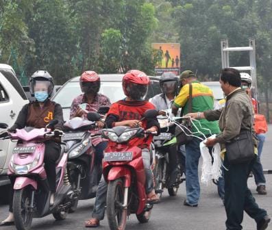Peduli Kabut Asap, LPKSM dan Beberapa Media di Tanjungpinang Bagikan 500 Masker Peduli Kabut Asap, LPKSM dan Beberapa Media di Tanjungpinang Bagikan 500 Masker