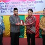 ANRI Serahkan Buku Citra Kota Tanjungpinang Kepada Walikota