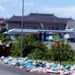 Sampah Berserakan Di Jalan, “ Dimana DKP Batam Ya.. ? “