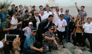Menko Maritim Kunjungi Pulau Nipah Yang Mempunyai Nilai Strategis Bagi Indonesia Menko Maritim Kunjungi Pulau Nipah Yang Mempunyai Nilai Strategis Bagi Indonesia