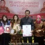 PPLIPI Beri Piagam Penghargaan Kepada Almarhumah Hj. Dra. Rekaveny Respati Sebagai Perempuan Hebat Kepri