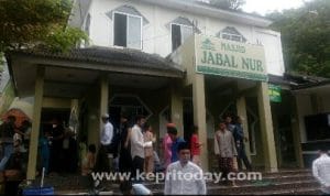 Masjid Jabal Nur Perum Bukit Sentosa Estate Sediakan Makan dan Minum Bagi Jamaah Sholat Jum’at Masjid Jabal Nur Perum Bukit Sentosa Estate Sediakan Makan dan Minum Bagi Jamaah Sholat Jum’at