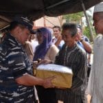 Pangarmabar Beri Paket Sembako Kepada Masyarakat Kampung Nelayan di Tanjung Uban