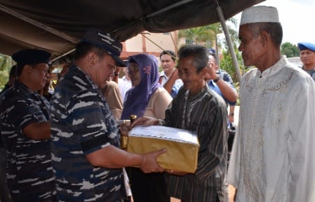 Pangarmabar Beri Paket Sembako Kepada Masyarakat Kampung Nelayan di Tanjung Uban Pangarmabar Beri Paket Sembako Kepada Masyarakat Kampung Nelayan di Tanjung Uban