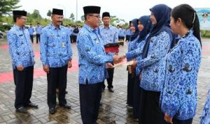 Peringati Hari Lahir Pancasila, Wakil Bupati Bintan Serahkan SK CPNS Dokter, Bidan serta Mobil Ambulance