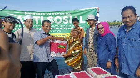 BP Batam Bagikan 100 Sembako ke Pulau – Pulau Sekitar Batam