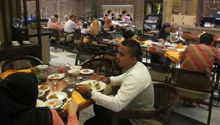 “Berkah Ramadhan” Buka Puasa di BWP Panbil Membludak Hingga 8000 Orang Lebih