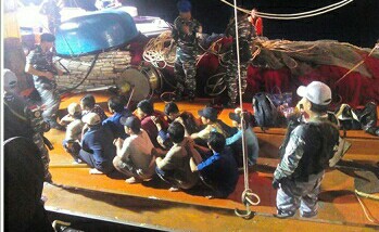 CURI IKAN DI LAUT NATUNA, KAPAL VIETNAM DITANGKAP PATROLI TNI AL CURI IKAN DI LAUT NATUNA, KAPAL VIETNAM DITANGKAP PATROLI TNI AL