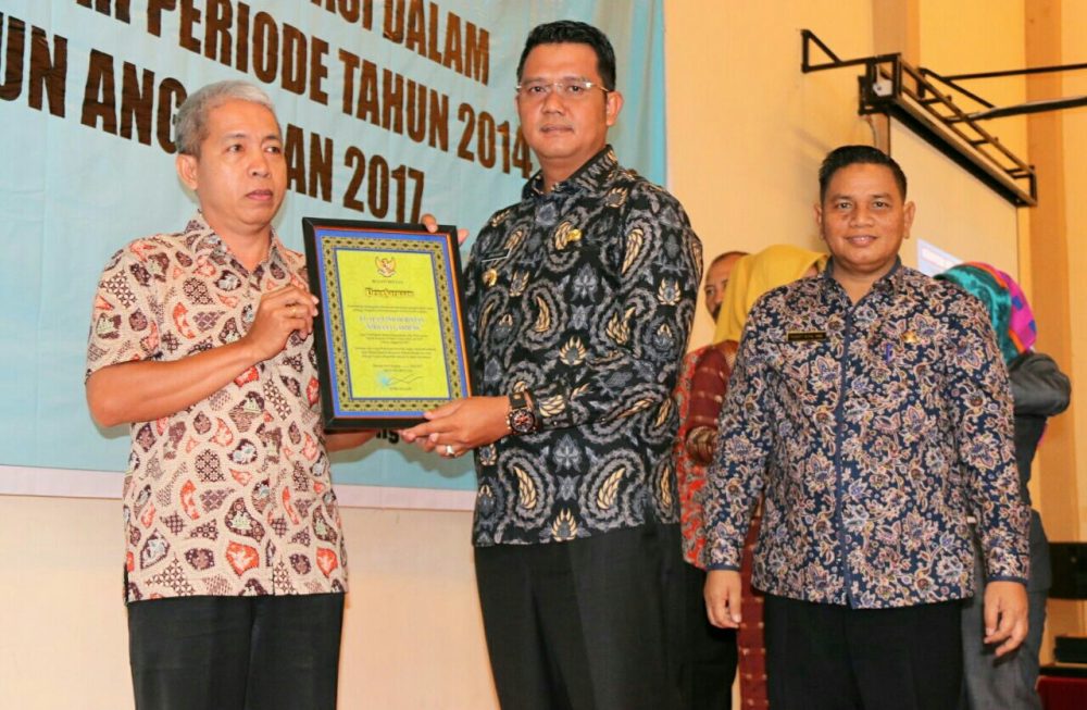 Bupati Bintan Serahkan Penghargaan Kepada 43 Para Wajib Pajak Teladan se – Kabupaten Bintan