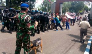 AKSI UNJUK RASA TERJADI DI MAKO LANTAMAL IV TANJUNGPINANG BERUJUNG ANARKIS AKSI UNJUK RASA TERJADI DI MAKO LANTAMAL IV TANJUNGPINANG BERUJUNG ANARKIS