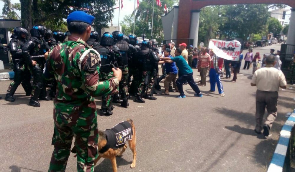 AKSI UNJUK RASA TERJADI DI MAKO LANTAMAL IV TANJUNGPINANG BERUJUNG ANARKIS AKSI UNJUK RASA TERJADI DI MAKO LANTAMAL IV TANJUNGPINANG BERUJUNG ANARKIS