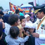 Hujan Lebat Tak Halangi Antusias Masyarakat Menyaksikan Upacara Bendera Hujan Lebat Tak Halangi Antusias Masyarakat Menyaksikan Upacara Bendera