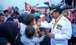 Hujan Lebat Tak Halangi Antusias Masyarakat Menyaksikan Upacara Bendera