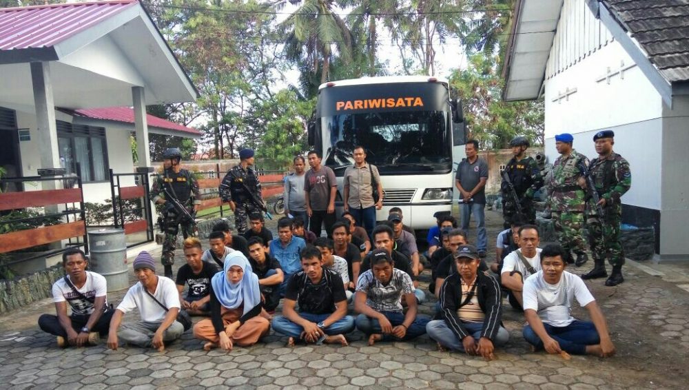 Sempat Kejar-kejaran Dilaut, 29 TKI, 1 Tekong dan 3 ABK Berhasil Diamankan Tim WFQR Lantamal VI Sempat Kejar-kejaran Dilaut, 29 TKI, 1 Tekong dan 3 ABK Berhasil Diamankan Tim WFQR Lantamal VI