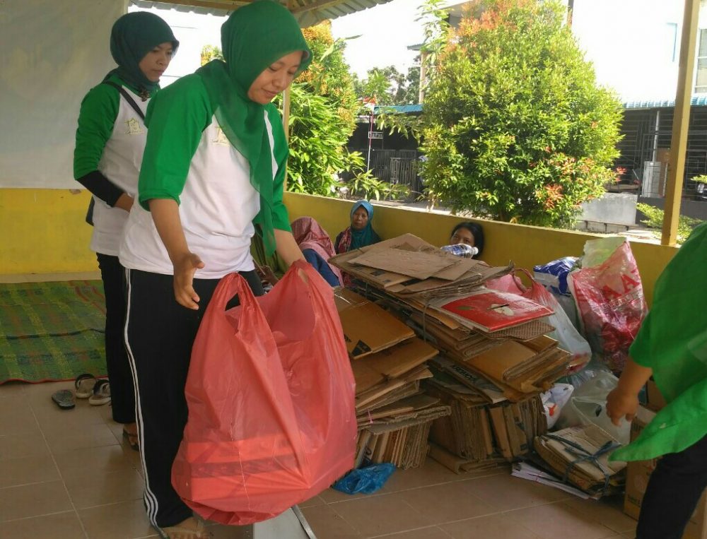 Penimbangan di Unit Bank Sampah City Garden dan Sosialisasi BPJS Ketenagakerjaan Penimbangan di Unit Bank Sampah City Garden dan Sosialisasi BPJS Ketenagakerjaan