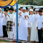 Bupati dan Wakil Bupati Bintan Sholat Idul Adha Bersama Masyarakat Desa Busung Bupati dan Wakil Bupati Bintan Sholat Idul Adha Bersama Masyarakat Desa Busung