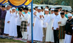 Bupati dan Wakil Bupati Bintan Sholat Idul Adha Bersama Masyarakat Desa Busung Bupati dan Wakil Bupati Bintan Sholat Idul Adha Bersama Masyarakat Desa Busung