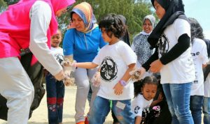 Bersama Anak TK, Bunda Paud Canangkan Peduli Lingkungan dan Bersih-Bersih Pantai
