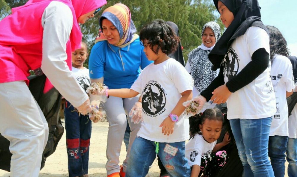Bersama Anak TK, Bunda Paud Canangkan Peduli Lingkungan dan Bersih-Bersih Pantai Bersama Anak TK, Bunda Paud Canangkan Peduli Lingkungan dan Bersih-Bersih Pantai
