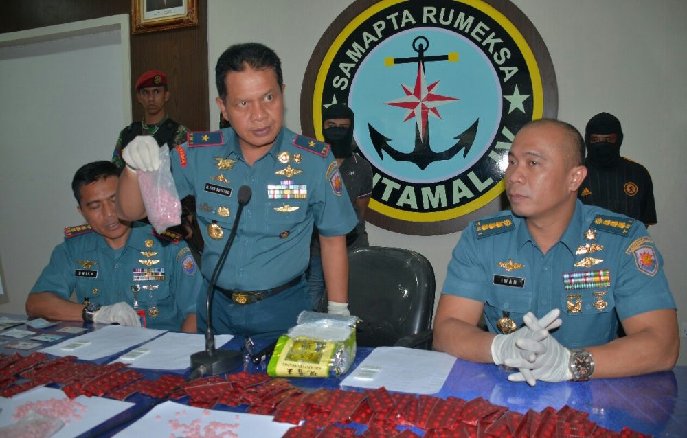 AJ, Kurir Bawa Ribuan Pil Ekstasi Dari Malaysia. di Tangkap Tim Satnarkotika WFQR IV