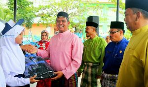 Bupati Bintan : Program Seragam Sekolah Gratis Akan Terus Dilanjutkan