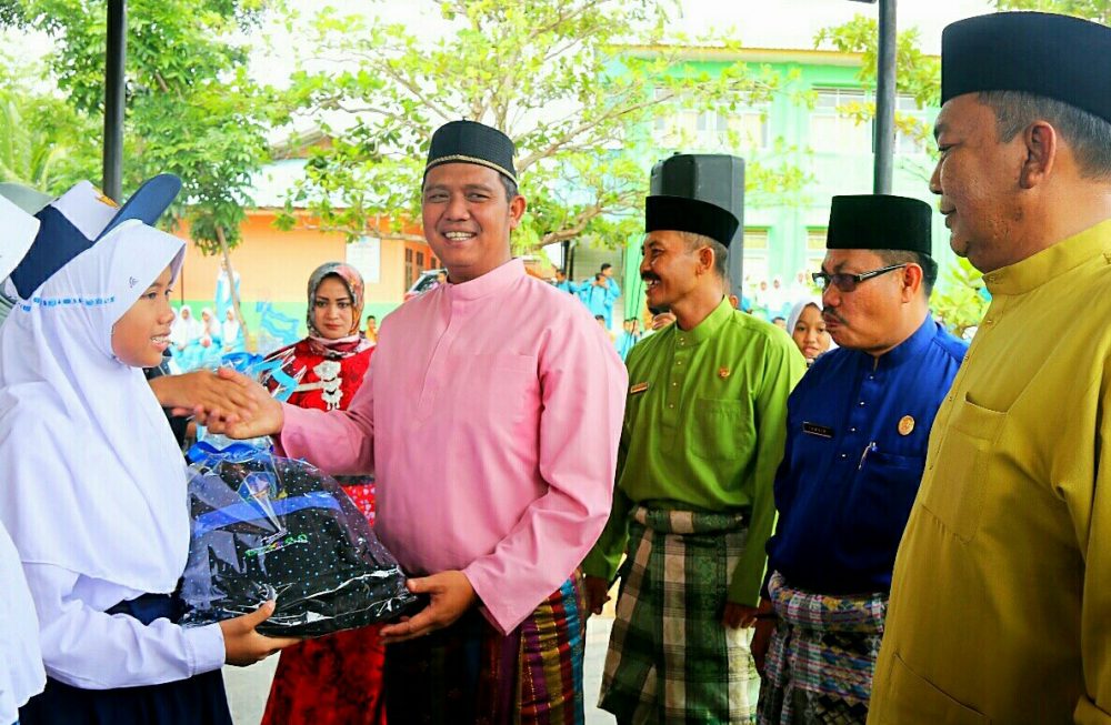 Bupati Bintan : Program Seragam Sekolah Gratis Akan Terus Dilanjutkan Bupati Bintan : Program Seragam Sekolah Gratis Akan Terus Dilanjutkan