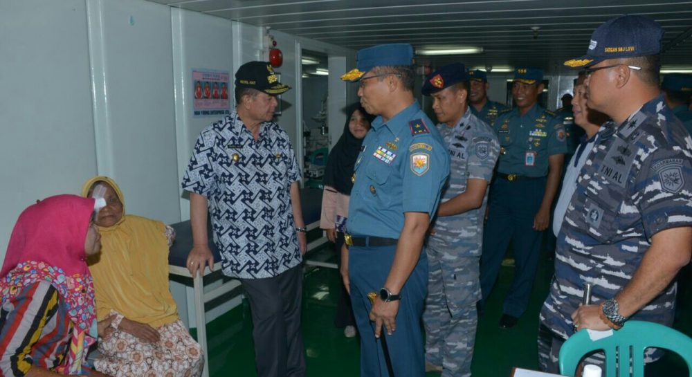 Danlantamal II Padang Bersama Wagub Sumbar Dan Wawako Pariaman Kunjungi Pasien Operasi Di Kapal Rumah Sakit TNI AL